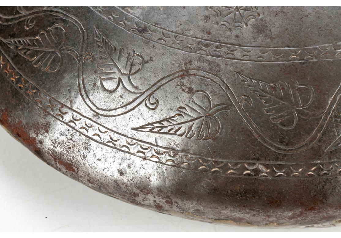 India Metal Flat Lidded Opium Carrier en vente 2