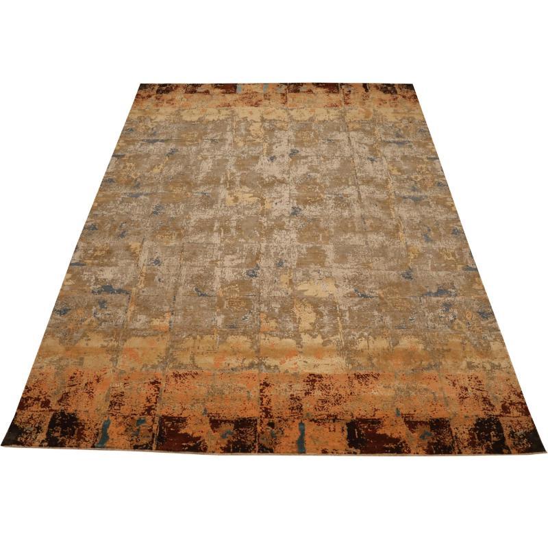 Scopri l'eleganza dell'India Modern con i tappeti CIRCA del 1990. Progettato con seta e marrone-avorio-arancio-taupe-giallo, questo design esclusivo è perfetto per valorizzare il tuo spazio.
