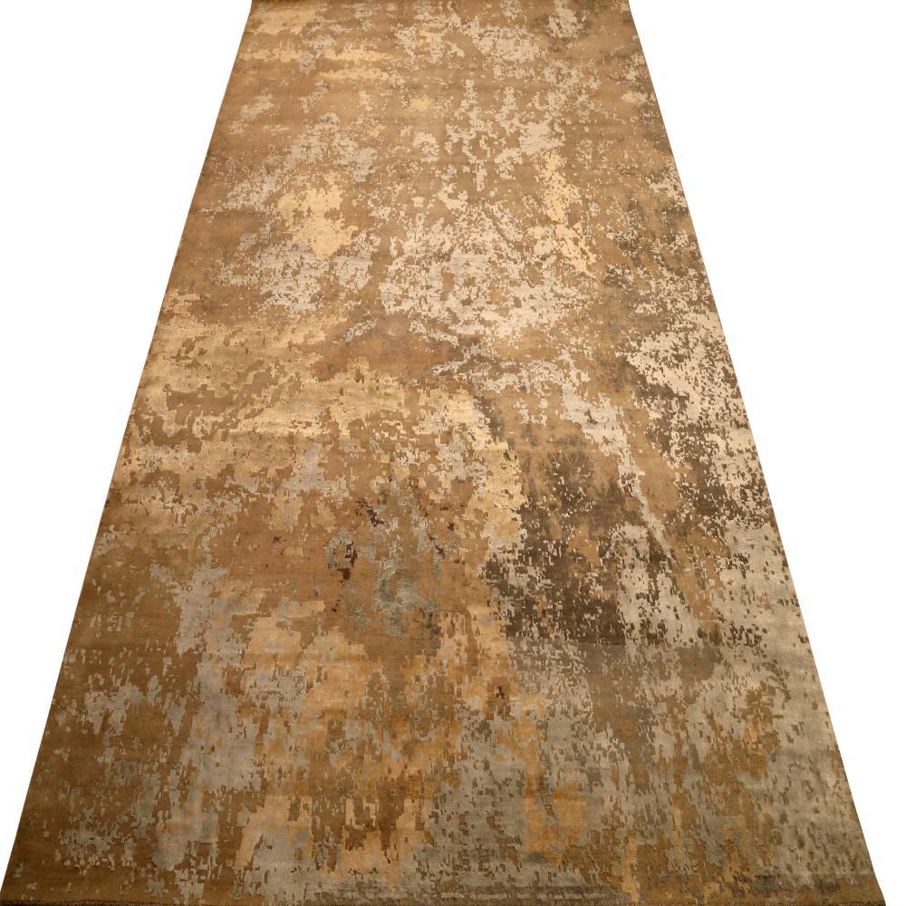 Scopri l'eleganza dell'India Modern con i tappeti CIRCA del 1990. Progettato con lana e seta e con sfumature marroni di grigio/giallo argento, questo design esclusivo è perfetto per valorizzare il tuo spazio.
