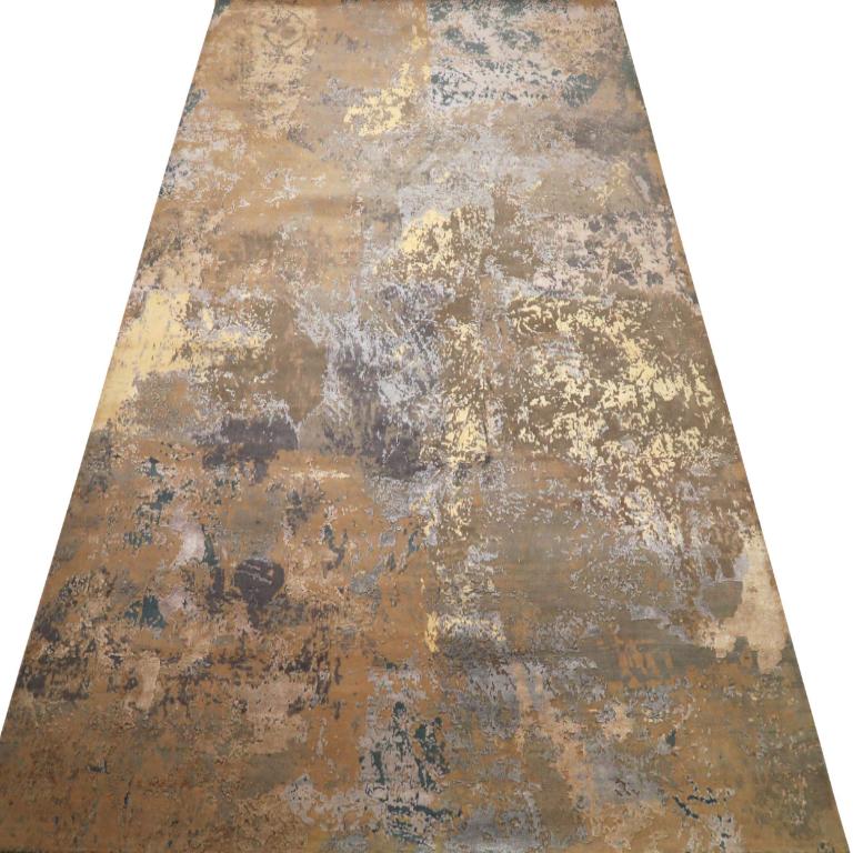 Entdecken Sie die Eleganz von India Modern mit Teppichen von Circa 1990. Dieses exklusive Design aus Wolle und Seide in den Farben Braun-Elfenbein-Taupe-Gelb ist perfekt, um Ihren Raum zu verschönern.
