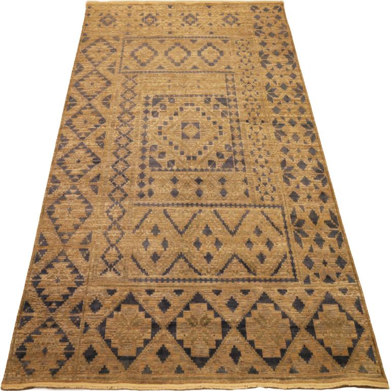 Scopri l'eleganza dell'India Modern con i tappeti CIRCA del 1990. Progettato in lana e nero-avorio-blu navy, questo design esclusivo è perfetto per valorizzare il tuo spazio.