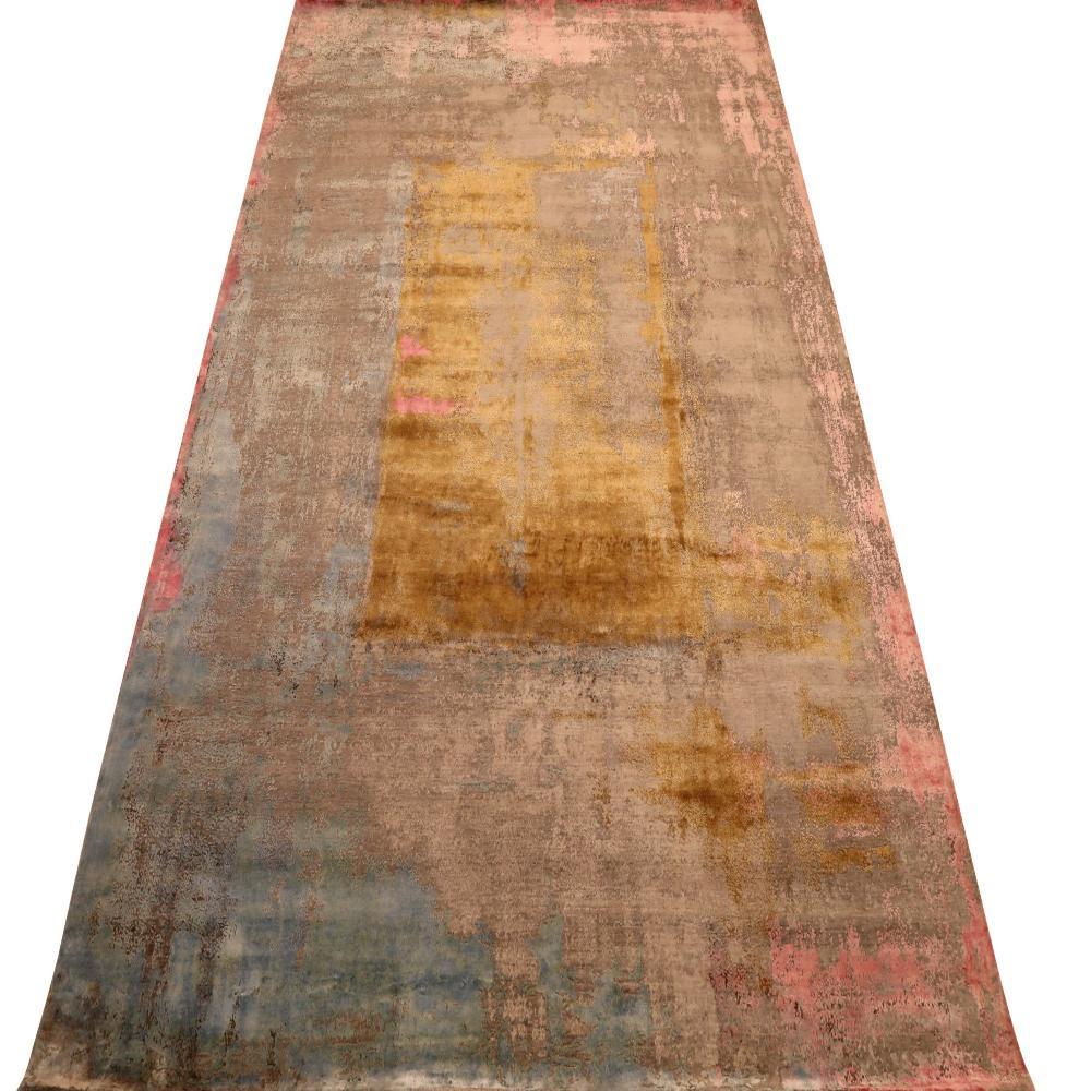 Entdecken Sie die Eleganz von India Modern mit Teppichen von Circa 1990. Dieses exklusive Design aus Wolle und BlauBraunElfenbeinRosaGelb ist perfekt, um Ihren Raum zu verschönern.