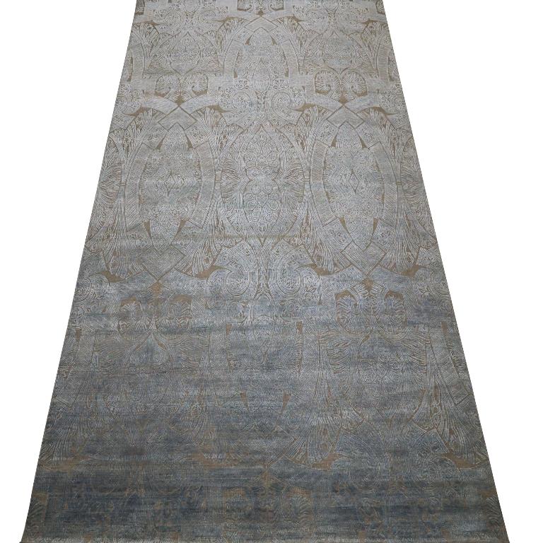 Scopri l'eleganza dell'India Modern con i tappeti CIRCA del 1990. Progettato in lana e marrone-avorio, questo design esclusivo è perfetto per valorizzare il tuo spazio.