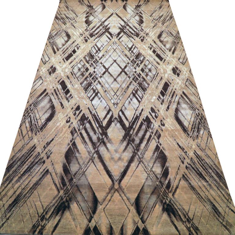 Entdecken Sie die Eleganz von India Modern mit Teppichen von Circa 1990. Dieses exklusive Design aus Wolle und Braun-Elfenbein ist perfekt, um Ihren Raum zu verschönern.
