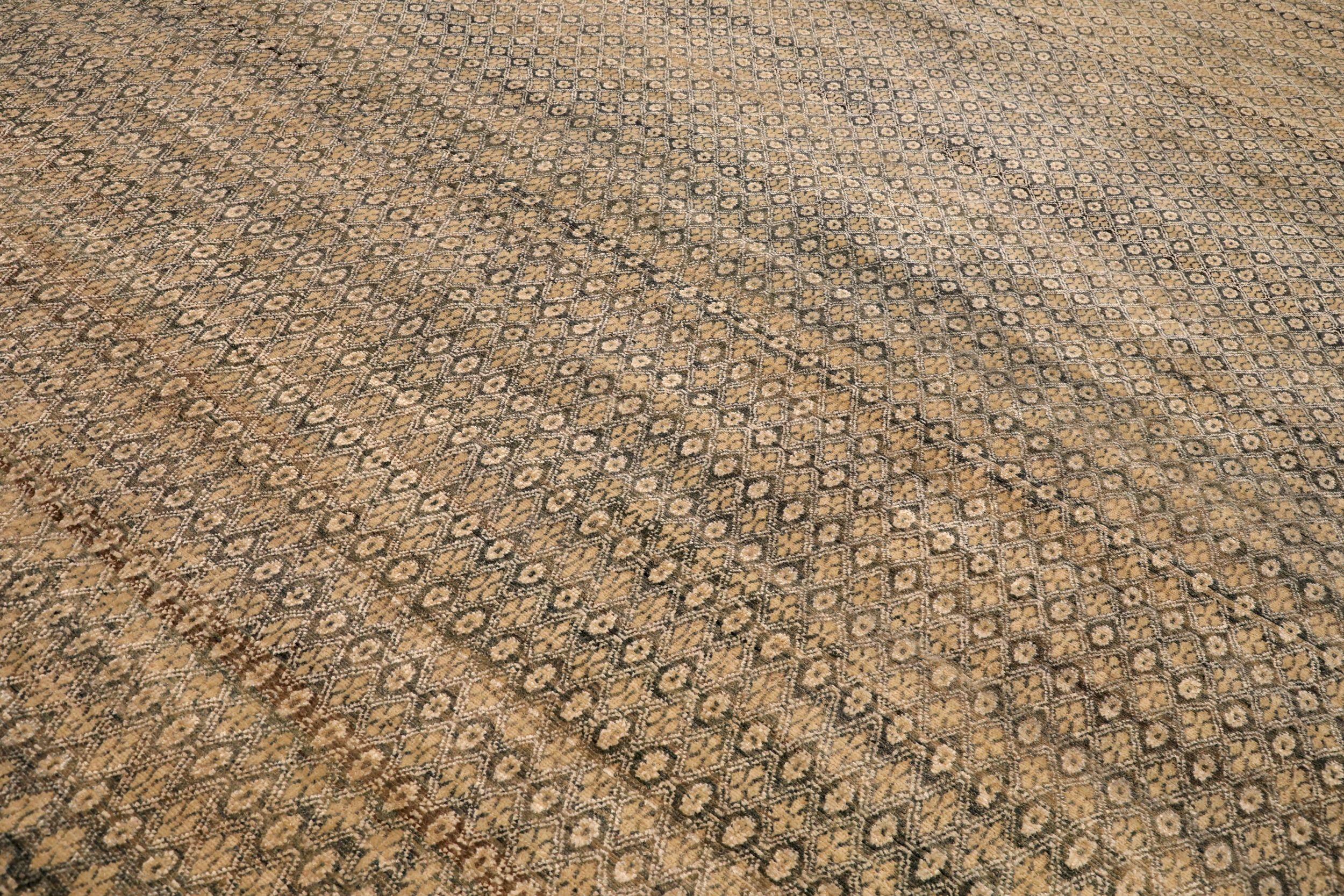 Scopri l'eleganza dell'India Modern con i tappeti CIRCA del 1990. Progettato in lana e marrone-avorio, questo design esclusivo è perfetto per valorizzare il tuo spazio.