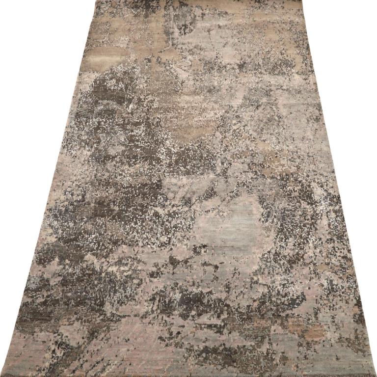 Découvrez l'élégance de l'Inde moderne avec les tapis de zone de Circa 1990. Conçu avec de la laine et du Design/One, ce design exclusif est parfait pour mettre en valeur votre espace.