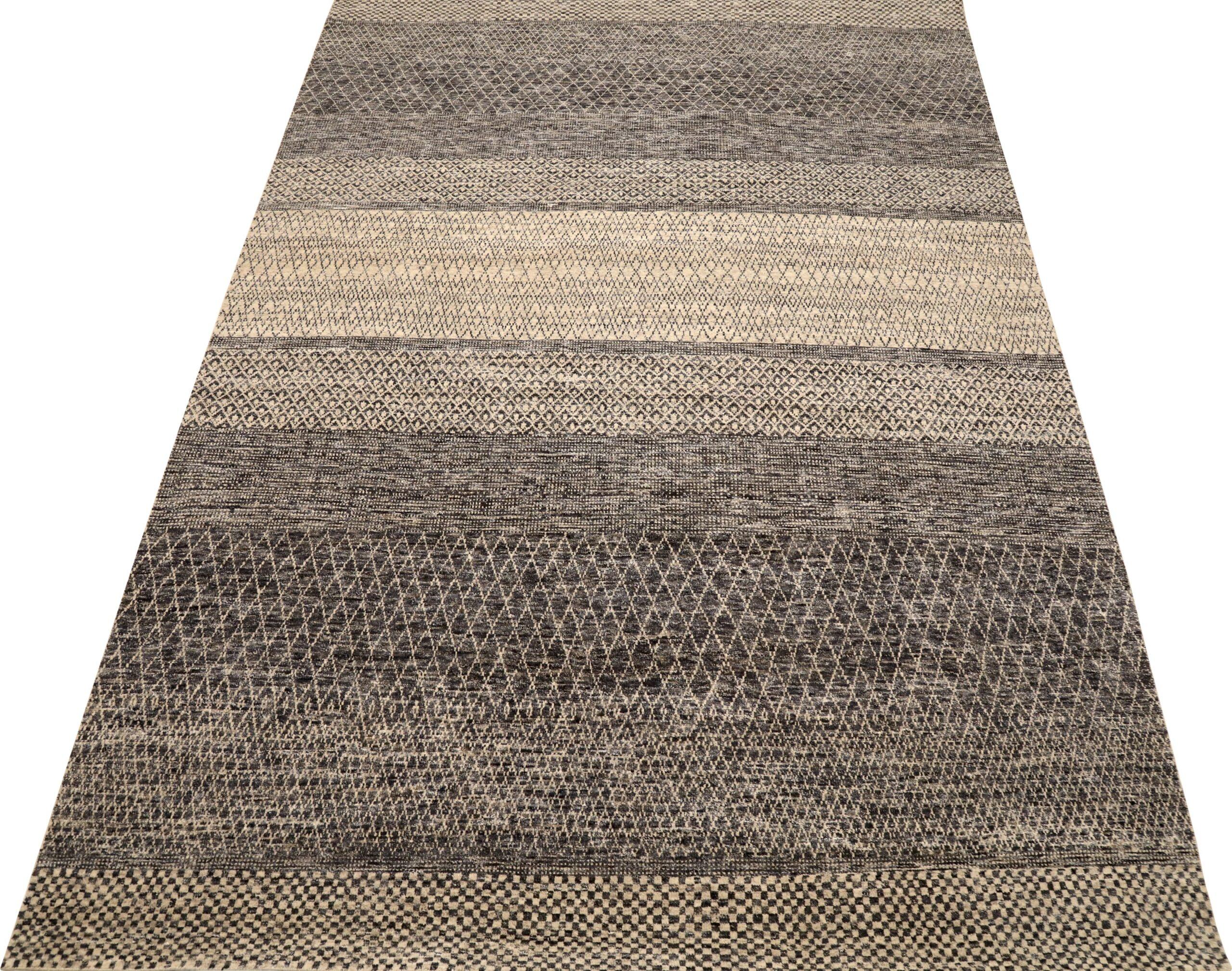 Descubre la elegancia de la India Moderna con las alfombras Circa 1990. Diseñado con lana y marrón-marfil, este diseño exclusivo es perfecto para realzar tu espacio.