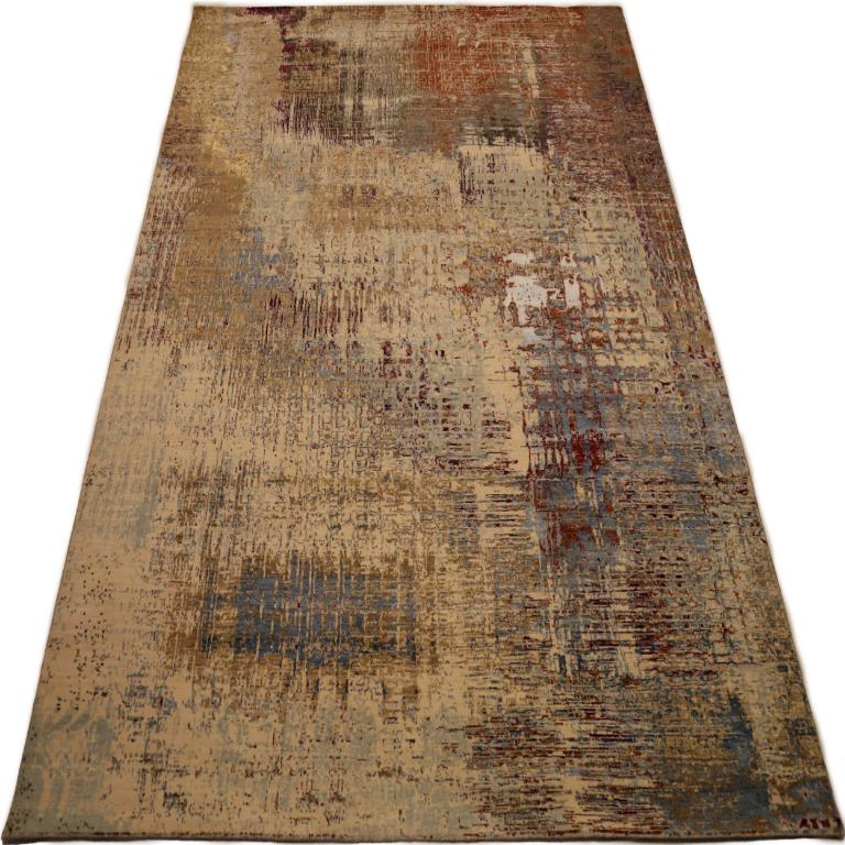 Découvrez l'élégance de l'Inde moderne avec les tapis de zone de Circa 1990. Conçu avec de la laine et du BrownIvoryRed, ce design exclusif est parfait pour mettre en valeur votre espace.