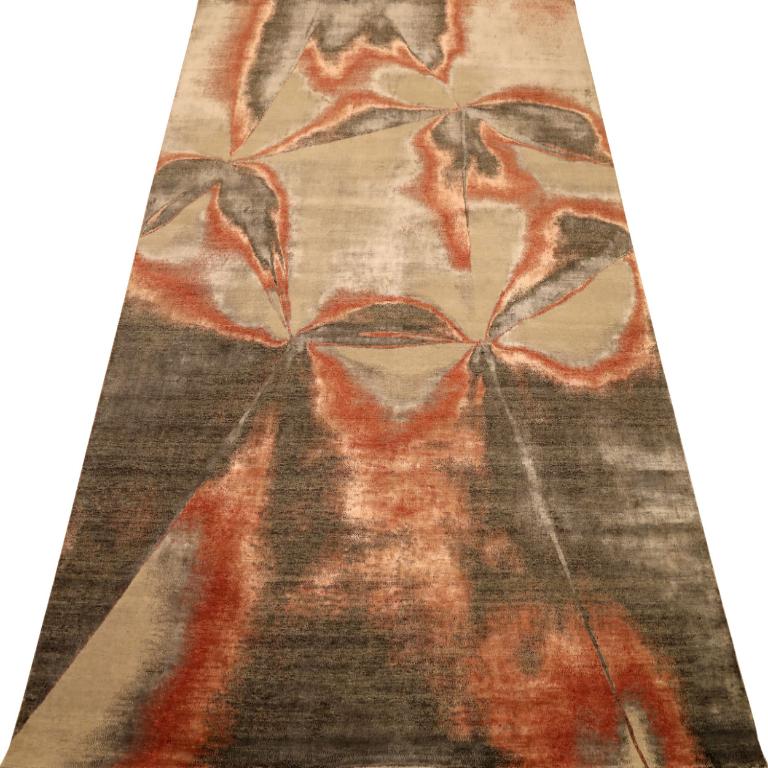 Découvrez l'élégance de l'Inde moderne avec les tapis de zone de Circa 1990. Conçu avec de la laine et du BrownIvoryRed, ce design exclusif est parfait pour mettre en valeur votre espace.