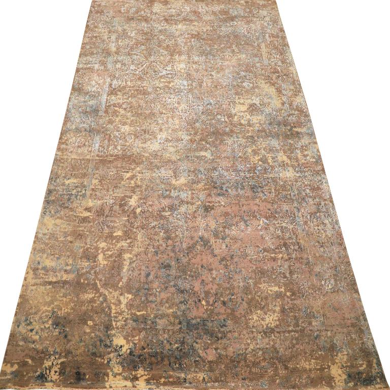 Découvrez l'élégance de l'Inde moderne avec les tapis de zone de Circa 1990. Conçu avec de la laine et du BrownIvoryTaupe, ce design exclusif est parfait pour mettre en valeur votre espace.