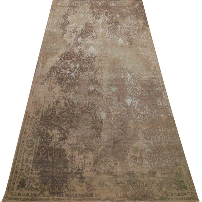 Découvrez l'élégance de l'Inde moderne avec les tapis de zone de Circa 1990. Conçu avec de la laine et du BrownIvoryTaupe, ce design exclusif est parfait pour mettre en valeur votre espace.