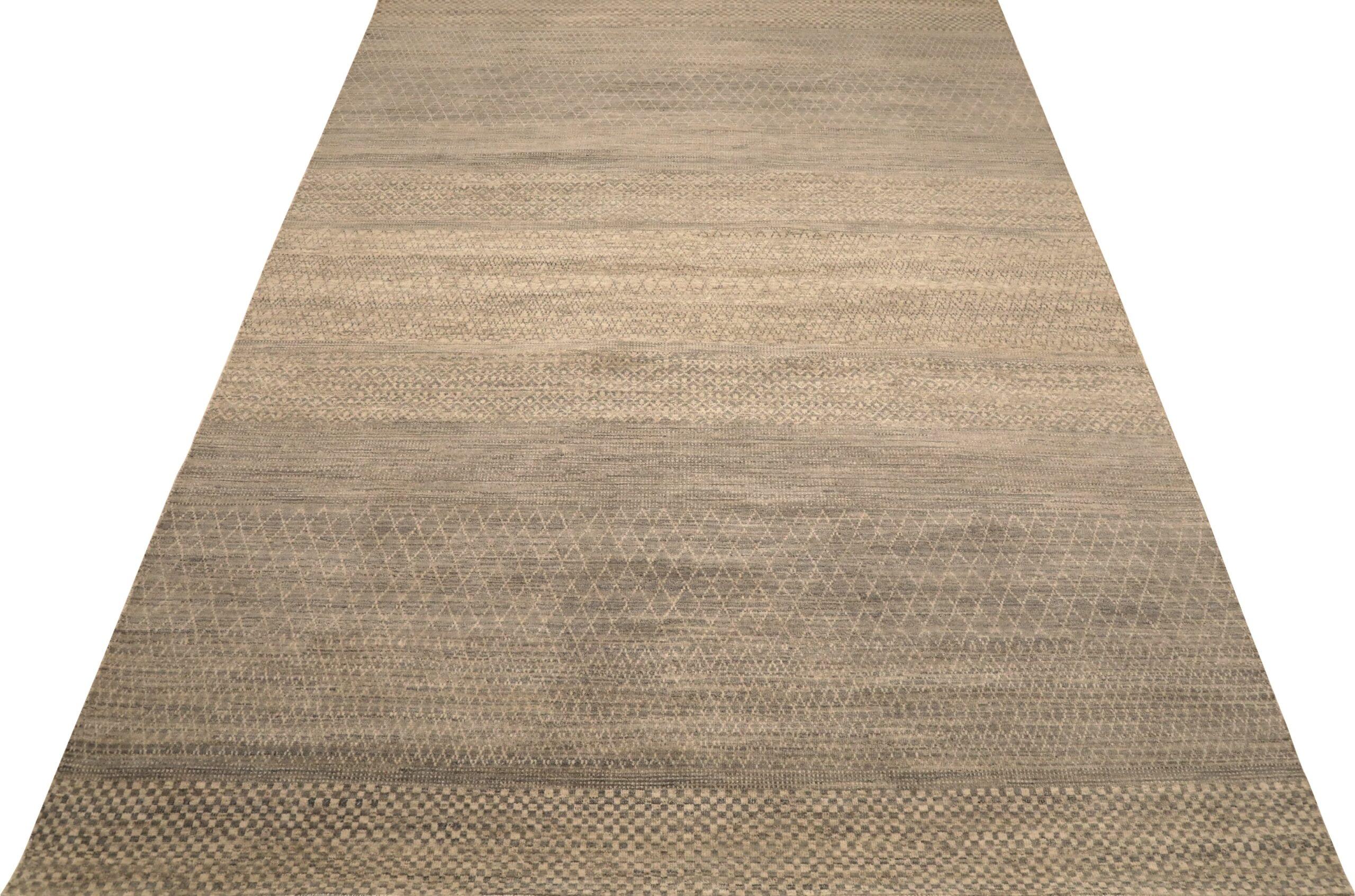 Descubre la elegancia de la India Moderna con las alfombras Circa 1990. Diseñado con lana y marrón-marfil- topo, este diseño exclusivo es perfecto para realzar tu espacio.