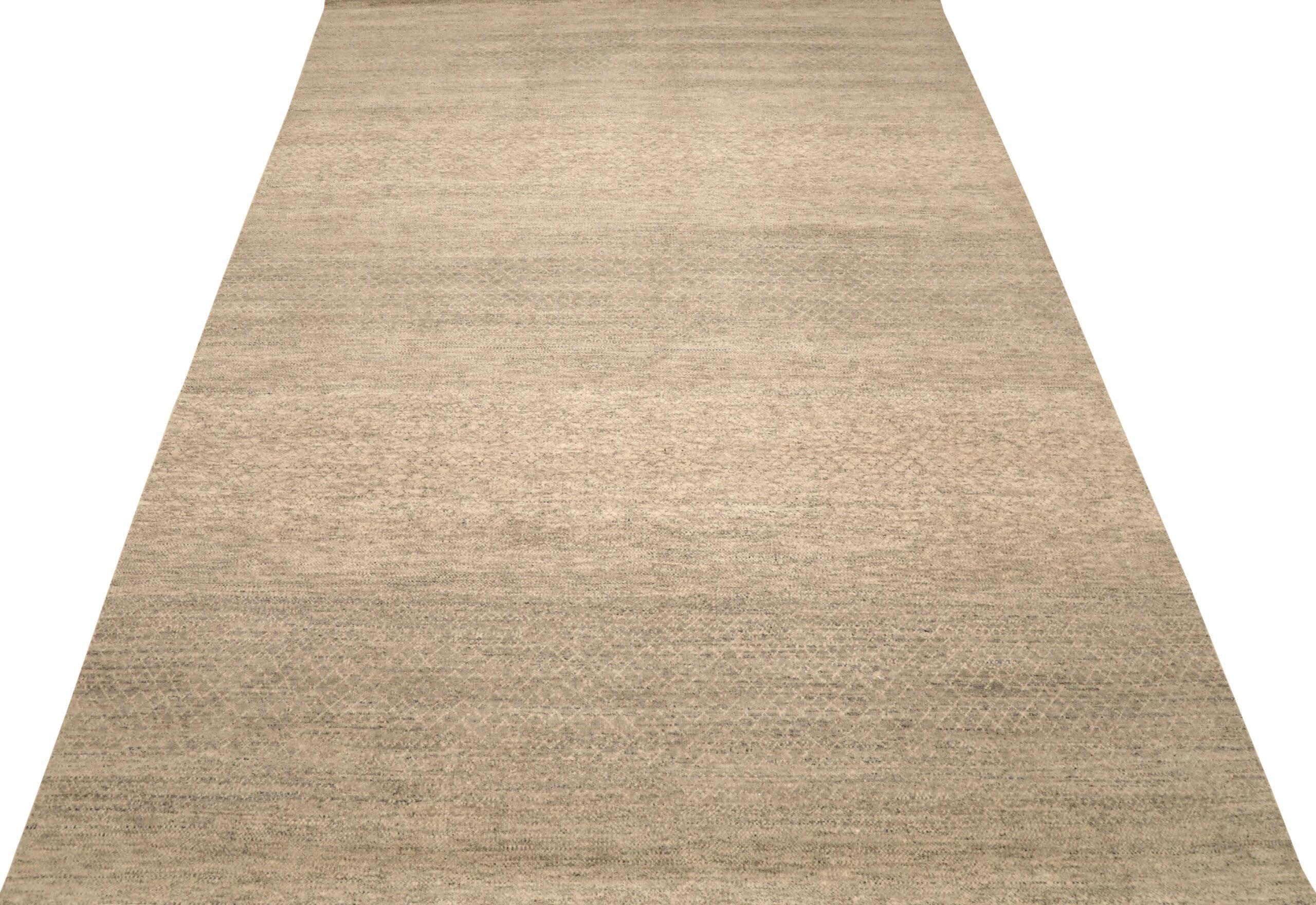 Descubre la elegancia de la India Moderna con las alfombras Circa 1990. Diseñado con lana y marrón-marfil- topo, este diseño exclusivo es perfecto para realzar tu espacio.