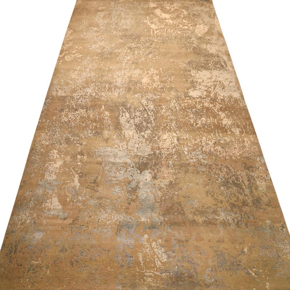 Entdecken Sie die Eleganz von India Modern mit Teppichen von Circa 1990. Entworfen mit Wolle und BraunElfenbeinSchattierungen von Grau / Silber, ist dieses exklusive Design perfekt, um Ihren Raum aufzuwerten.