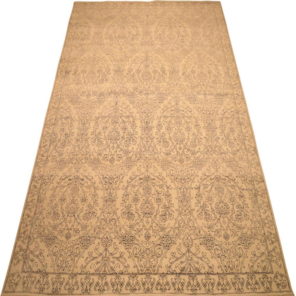 Entdecken Sie die Eleganz von India Modern mit Teppichen von Circa 1990. Dieses exklusive Design aus Wolle und Elfenbein ist perfekt, um Ihren Raum zu verschönern.