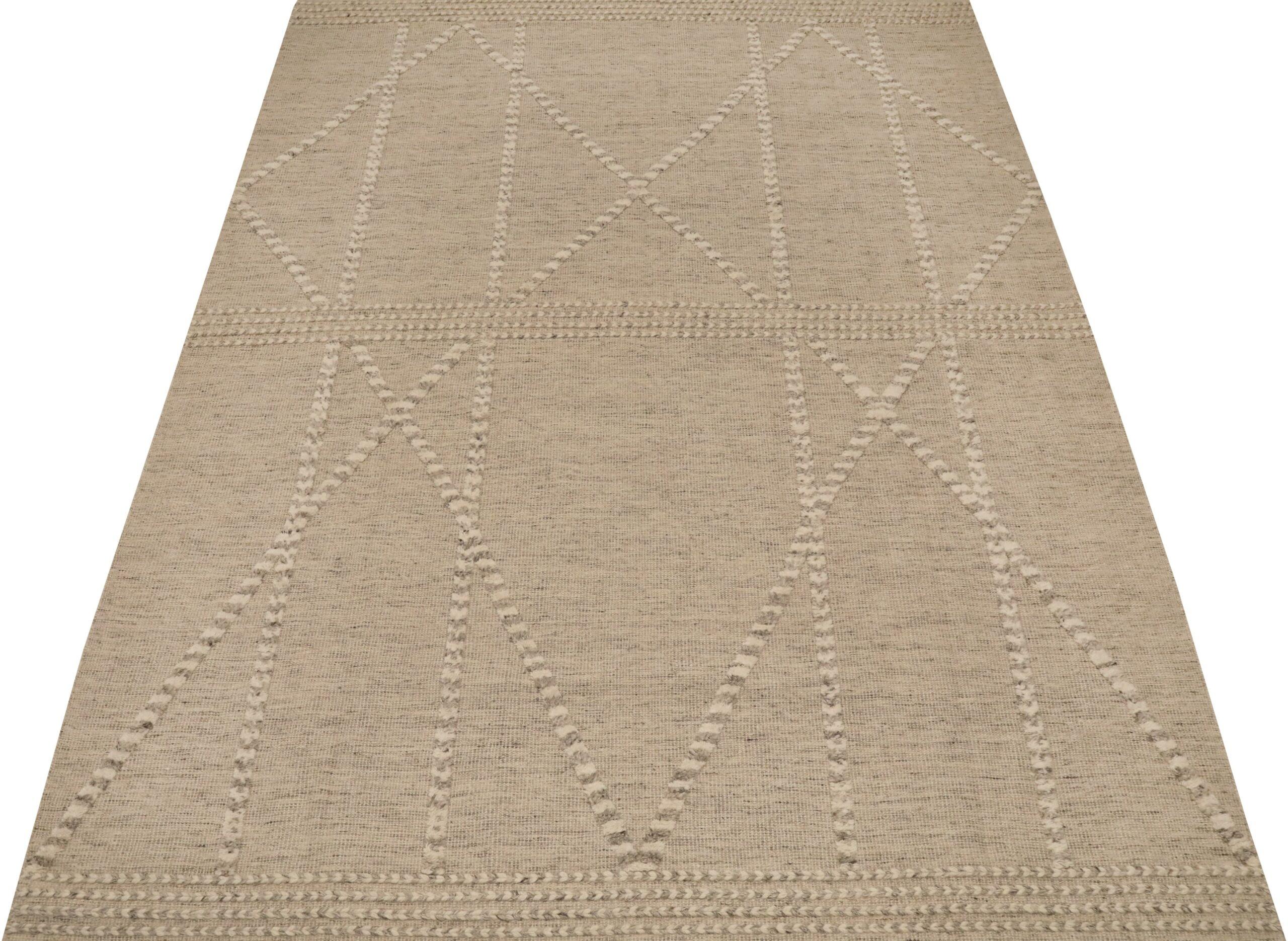 Entdecken Sie die Eleganz von India Modern mit Teppichen von Circa 1990. Dieses exklusive Design aus Wolle und Elfenbein ist perfekt, um Ihren Raum zu verschönern.