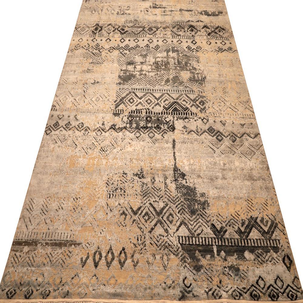Entdecken Sie die Eleganz von India Modern mit Teppichen von Circa 1990. Entworfen mit Wolle und IvoryShades of Gray / Silber, ist dieses exklusive Design perfekt, um Ihren Raum zu verschönern.