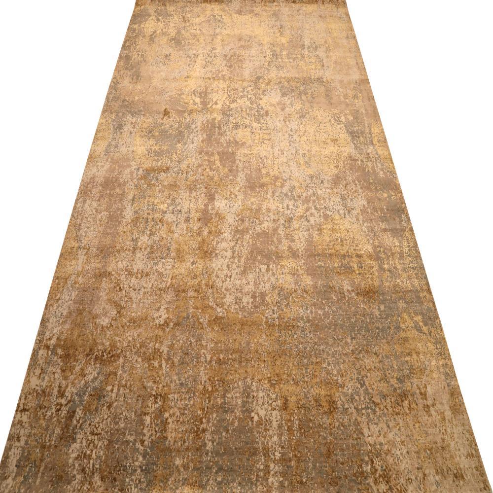 Découvrez l'élégance de l'Inde moderne avec les tapis de zone de Circa 1990. Conçu avec de la laine et du jaune IvoryTaupeYellow, ce design exclusif est parfait pour mettre en valeur votre espace.