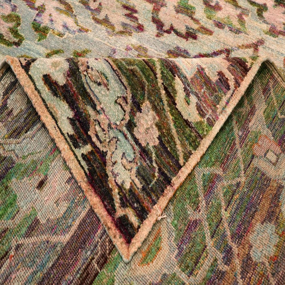 Découvrez l'élégance de l'Inde moderne avec les tapis de zone de Circa 1990. Conçu avec de la laine et du jaune IvoryTaupeYellow, ce design exclusif est parfait pour mettre en valeur votre espace.