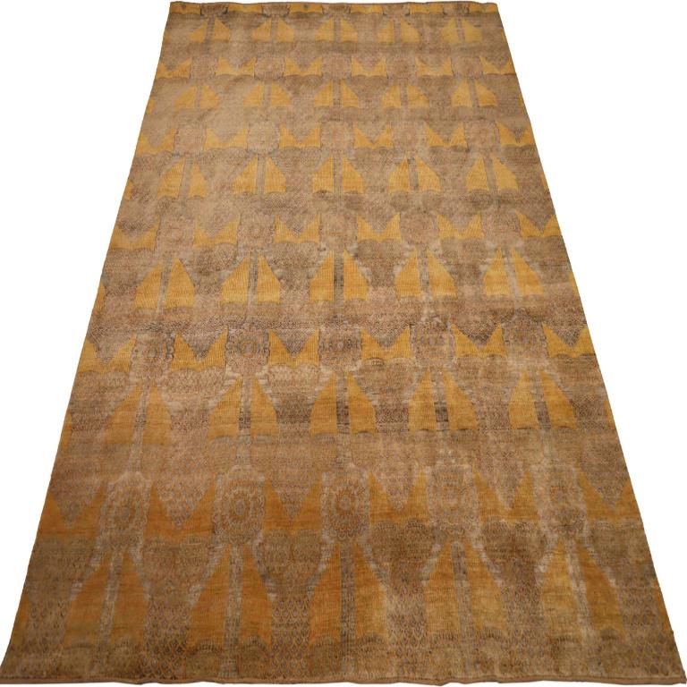 Découvrez l'élégance de l'Inde moderne avec les tapis de zone de Circa 1990. Conçu avec de la Laine et du Jaune, ce design exclusif est parfait pour mettre en valeur votre espace.