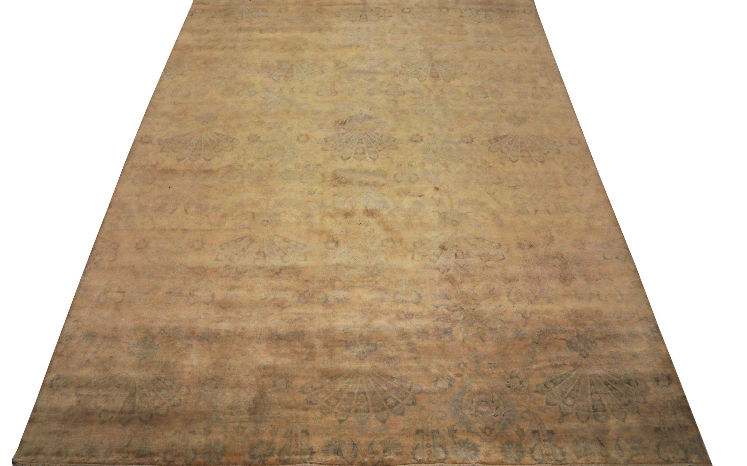 Découvrez l'élégance de l'Inde moderne avec les tapis de zone de Circa 1990. Conçu avec de la Laine et du Jaune, ce design exclusif est parfait pour mettre en valeur votre espace.