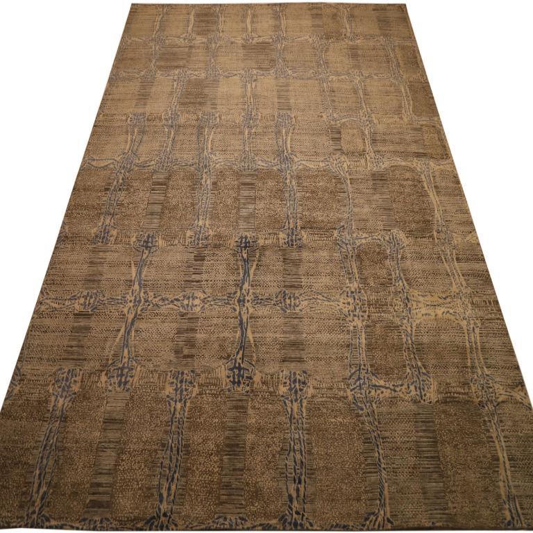 Entdecken Sie die Eleganz von India Modern mit dem Over Size Rug von CIRCA 1990. Dieses exklusive Design aus Wolle und BlueBrownIvoryTaupe ist perfekt, um Ihren Raum zu verschönern.
