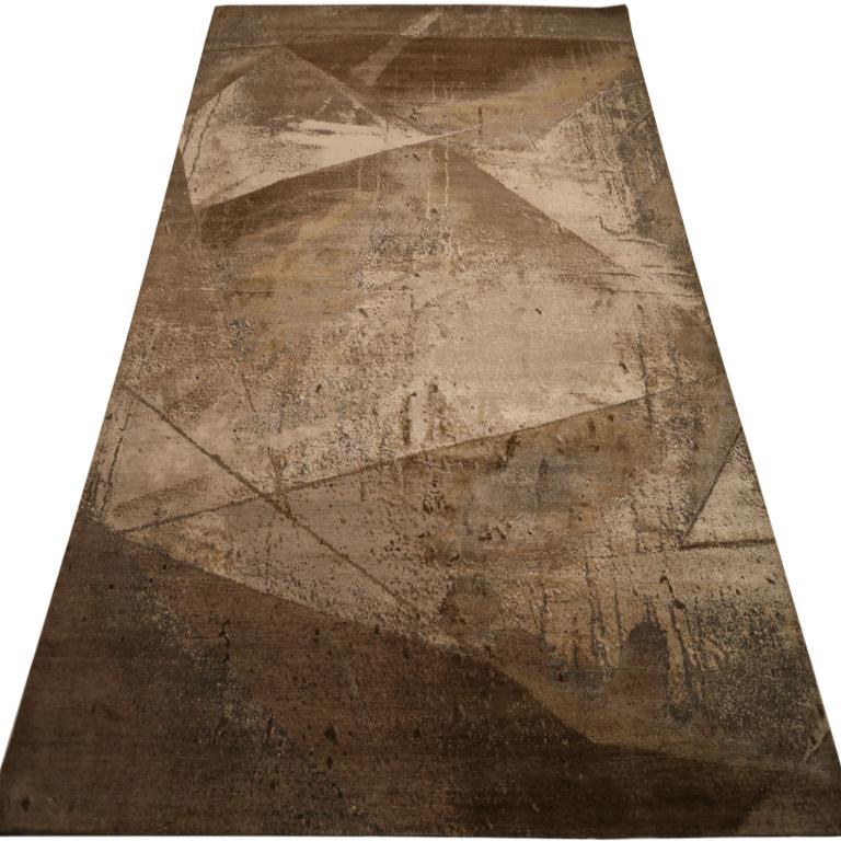 Entdecken Sie die Eleganz von India Modern mit dem Over Size Rug von CIRCA 1990. Dieses exklusive Design aus Wolle und Braun-Elfenbein ist perfekt, um Ihren Raum zu verschönern.