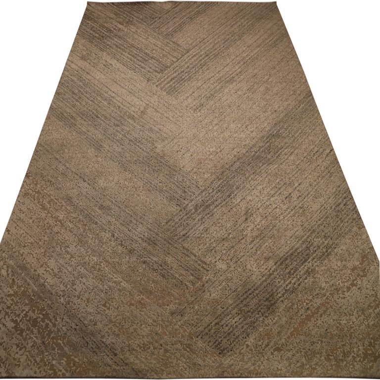 Découvrez l'élégance de l'Inde moderne avec le tapis Over Size de Circa 1990. Conçu avec de la laine et du BrownIvoryTaupe, ce design exclusif est parfait pour mettre en valeur votre espace.
