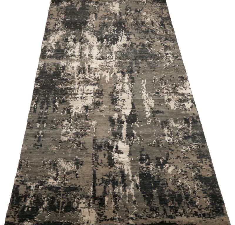 Entdecken Sie die Eleganz von India Modern mit dem Läufer Circa 1990. Dieses exklusive Design aus Wolle und BlackGrayIvoryTaupe ist perfekt, um Ihren Raum zu verschönern.
