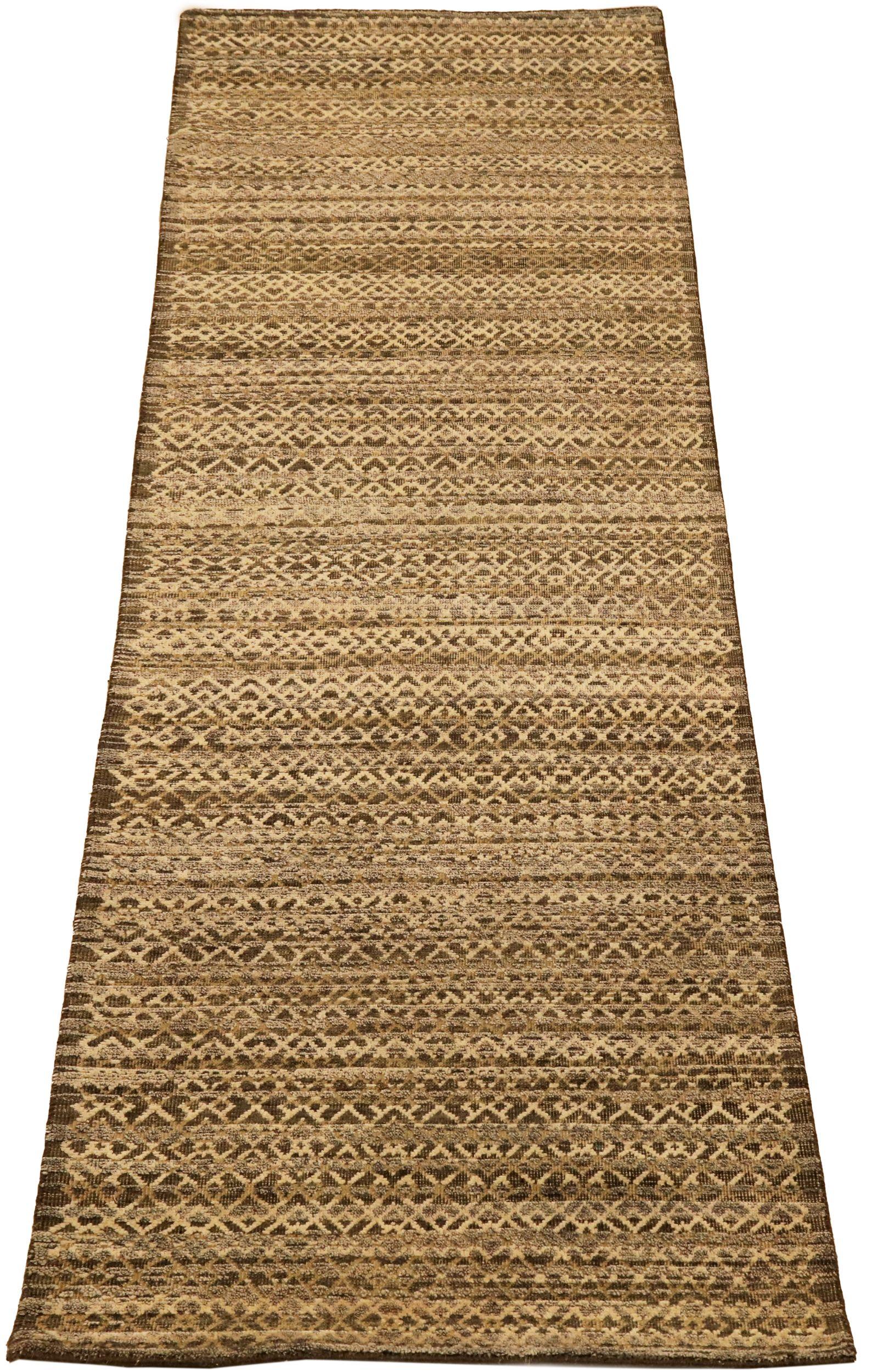 Découvrez l'élégance de l'Inde moderne avec le tapis de course de Circa 1990. Conçu avec de la laine et du Design/One, ce design exclusif est parfait pour mettre en valeur votre espace.