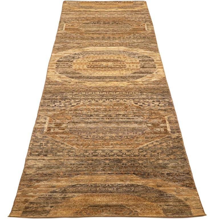 Entdecken Sie die Eleganz von India Modern mit dem Läufer Circa 1990. Dieses exklusive Design aus Wolle und Braun-Elfenbein ist perfekt, um Ihren Raum zu verschönern.
