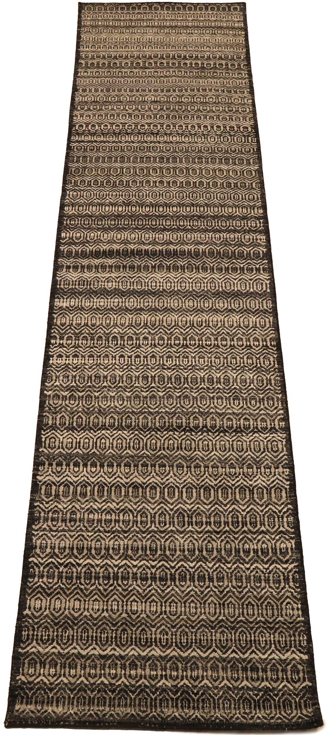 Découvrez l'élégance de l'Inde moderne avec le tapis de course de Circa 1990. Conçu avec de la laine et du Design/One, ce design exclusif est parfait pour mettre en valeur votre espace.