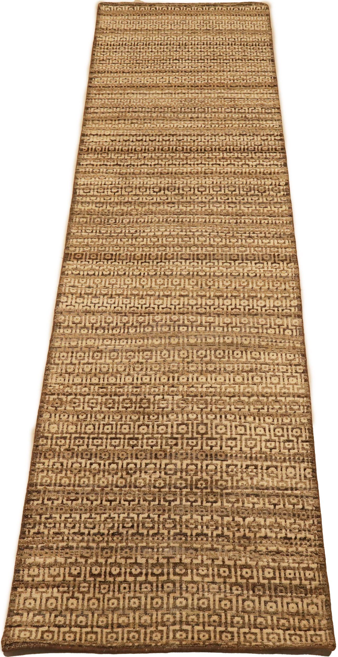 Entdecken Sie die Eleganz von India Modern mit dem Läufer Circa 1990. Dieses exklusive Design aus Wolle und Braun-Elfenbein ist perfekt, um Ihren Raum zu verschönern.