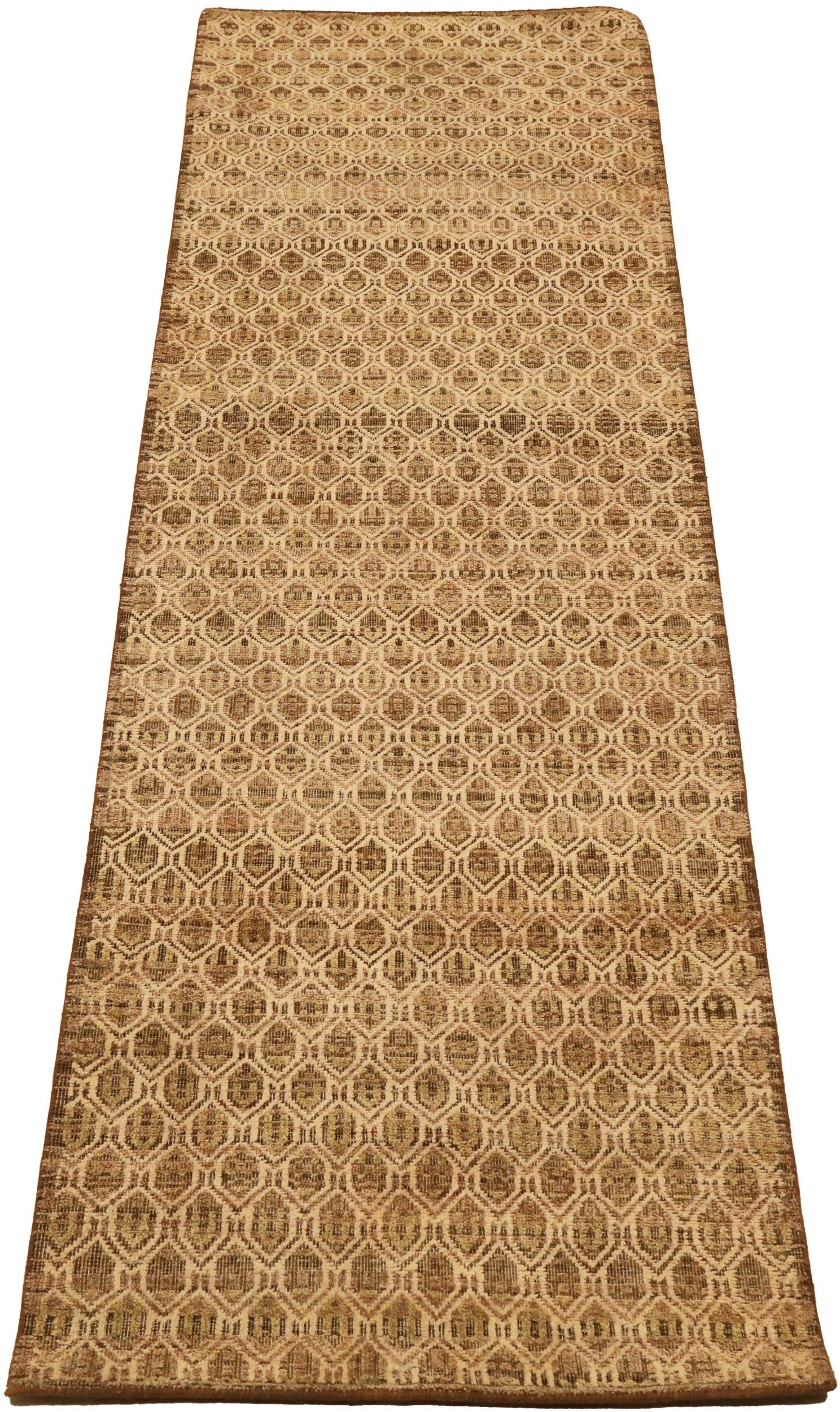 Scopri l'eleganza dell'India Modern con il tappeto Runner di CIRCA 1990. Progettato in lana e marrone-avorio, questo design esclusivo è perfetto per valorizzare il tuo spazio.