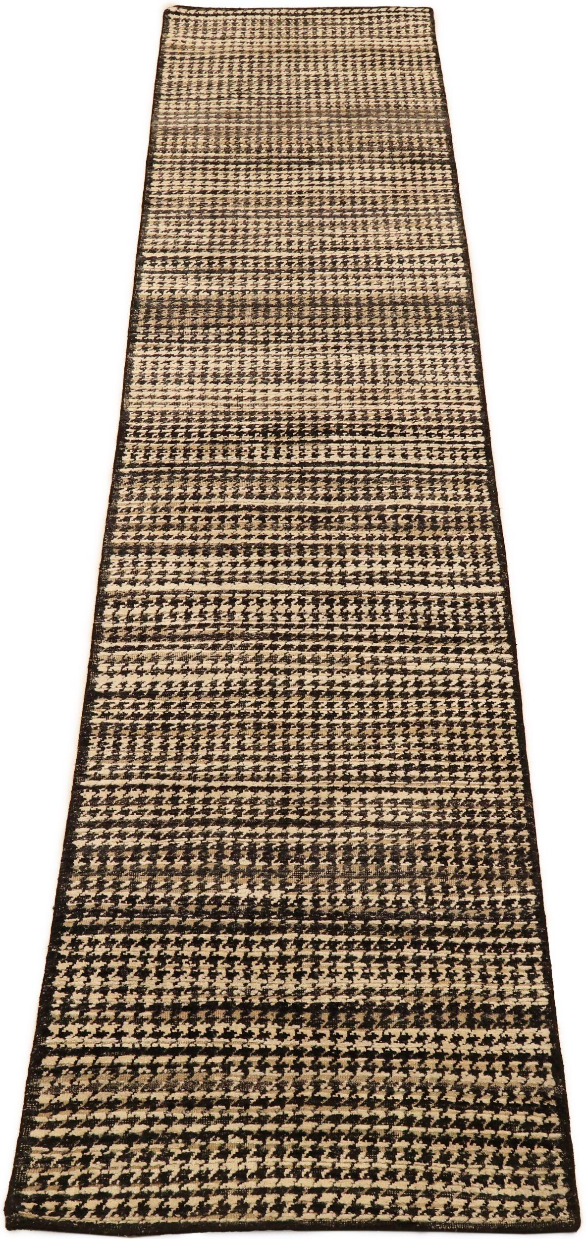 Découvrez l'élégance de l'Inde moderne avec le tapis de course de Circa 1990. Conçu avec de la laine et du Design/One, ce design exclusif est parfait pour mettre en valeur votre espace.