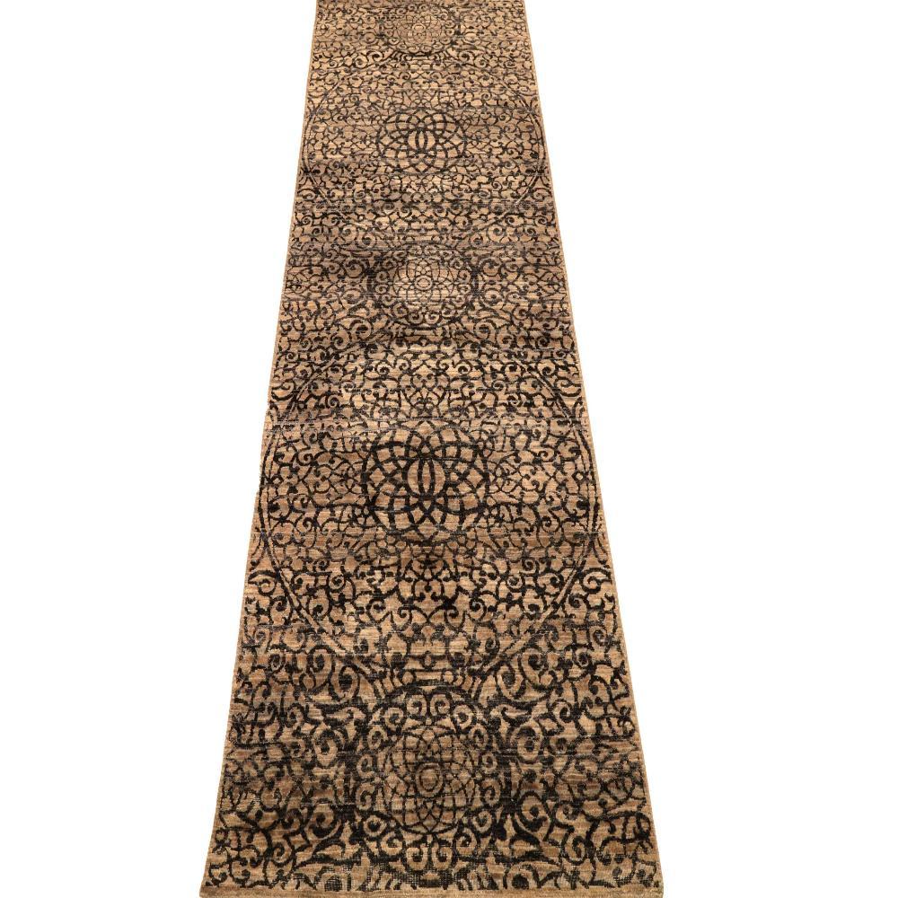 Entdecken Sie die Eleganz von India Modern mit dem Läufer Circa 1990. Dieses exklusive Design aus Wolle und Braun-Elfenbein ist perfekt, um Ihren Raum zu verschönern.