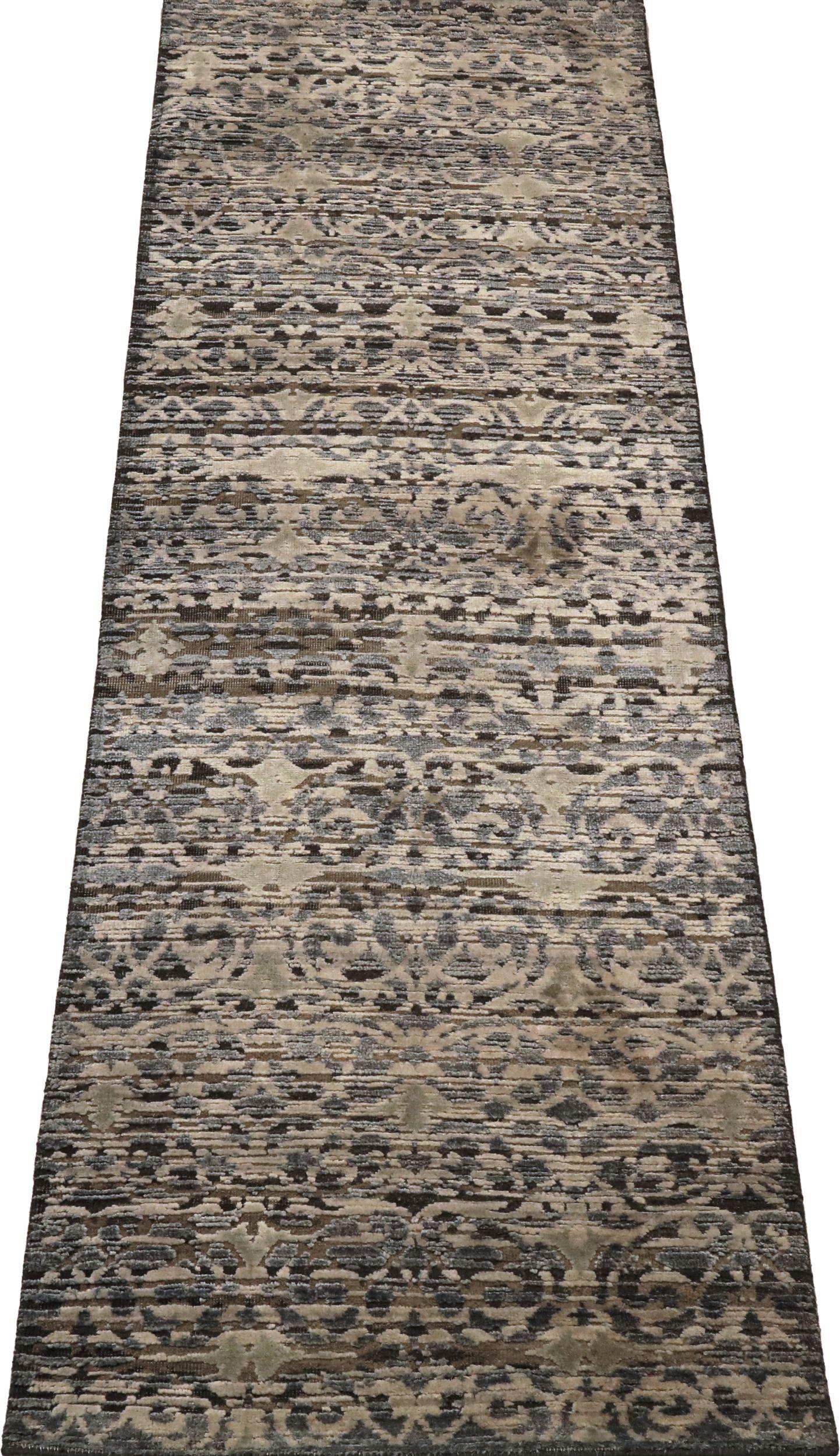 Découvrez l'élégance de l'Inde moderne avec le tapis de course de Circa 1990. Conçu avec de la laine et du Design/One, ce design exclusif est parfait pour mettre en valeur votre espace.