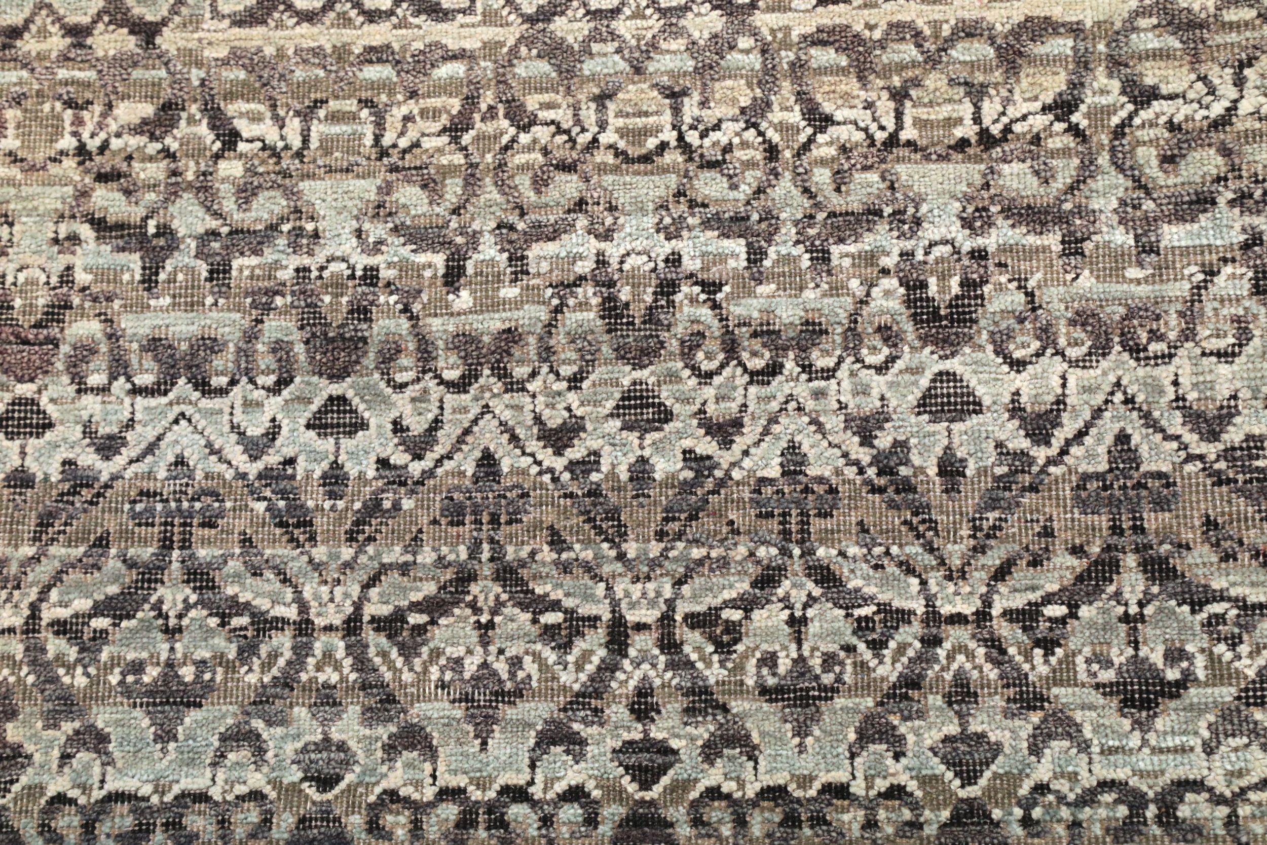 Découvrez l'élégance de l'Inde moderne avec le tapis de course de Circa 1990. Conçu avec de la laine et du Design/One, ce design exclusif est parfait pour mettre en valeur votre espace.