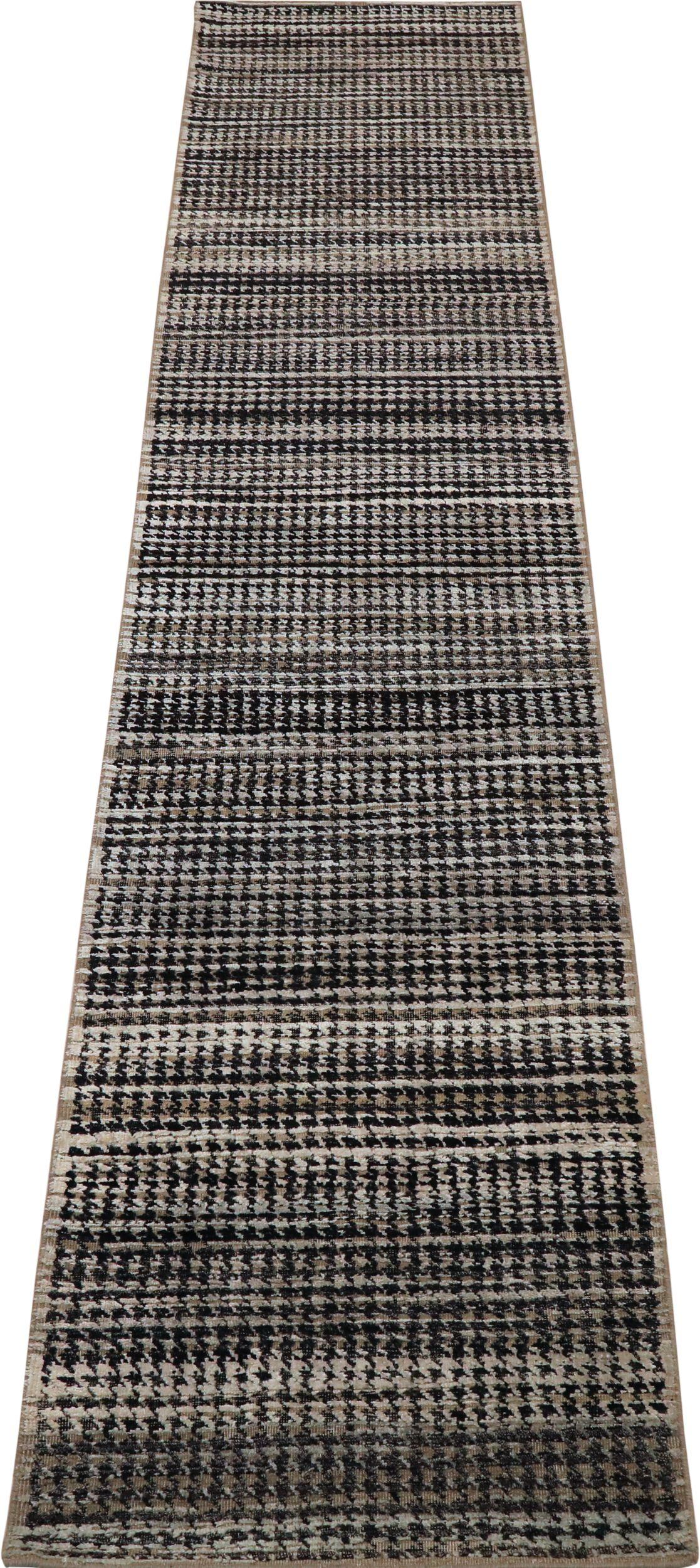 Scopri l'eleganza dell'India Modern con il tappeto Runner di CIRCA 1990. Progettato in lana e marrone-avorio, questo design esclusivo è perfetto per valorizzare il tuo spazio.