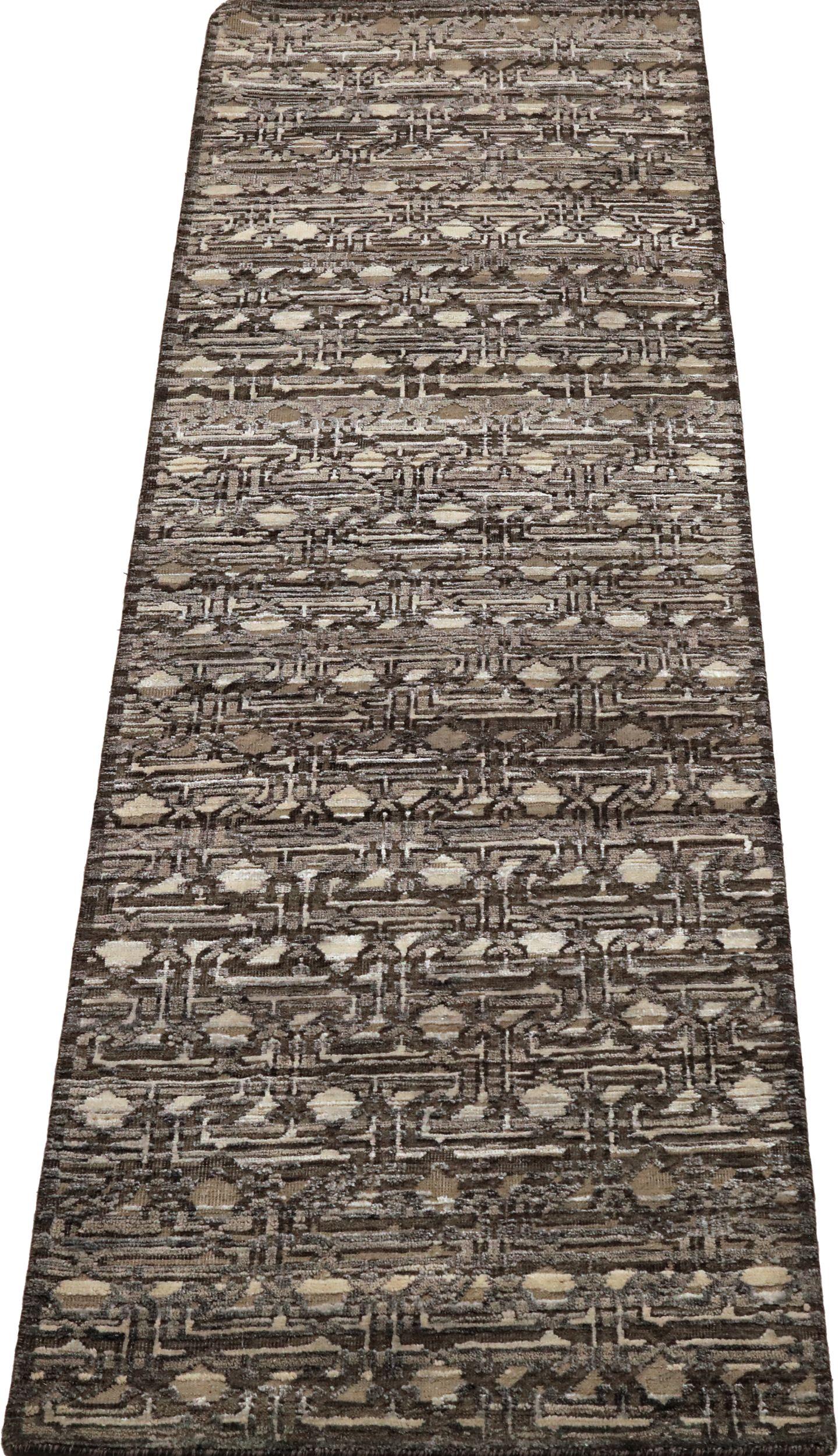 Entdecken Sie die Eleganz von India Modern mit dem Läufer Circa 1990. Dieses exklusive Design aus Wolle und Braun-Elfenbein ist perfekt, um Ihren Raum zu verschönern.