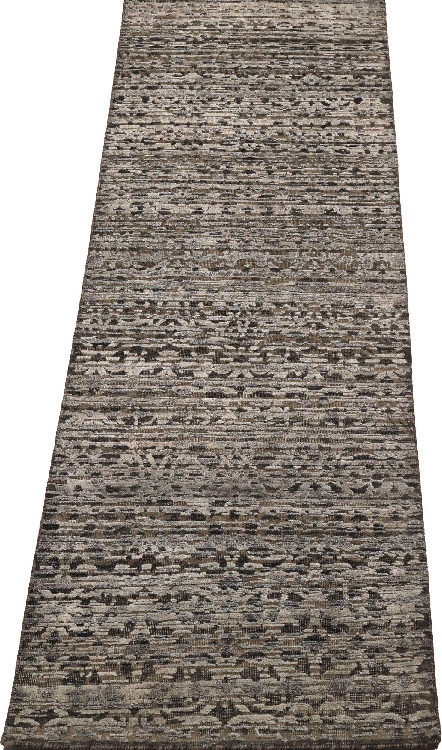 Scopri l'eleganza dell'India Modern con il tappeto Runner di CIRCA 1990. Progettato in lana e marrone-avorio, questo design esclusivo è perfetto per valorizzare il tuo spazio.