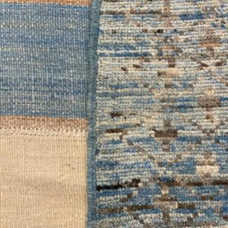 Découvrez l'élégance de l'Inde moderne avec le tapis de course de Circa 1990. Conçu avec de la laine et du Design/One, ce design exclusif est parfait pour mettre en valeur votre espace.