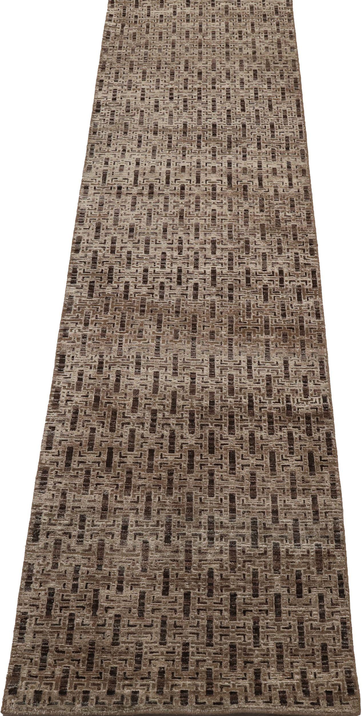 Découvrez l'élégance de l'Inde moderne avec le tapis de course de Circa 1990. Conçu avec de la laine et du Design/One, ce design exclusif est parfait pour mettre en valeur votre espace.