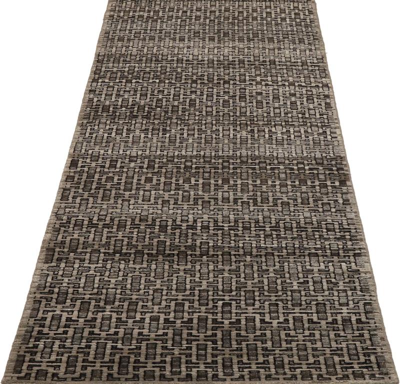 Découvrez l'élégance de l'Inde moderne avec le tapis de course de Circa 1990. Conçu avec de la laine et du Design/One, ce design exclusif est parfait pour mettre en valeur votre espace.