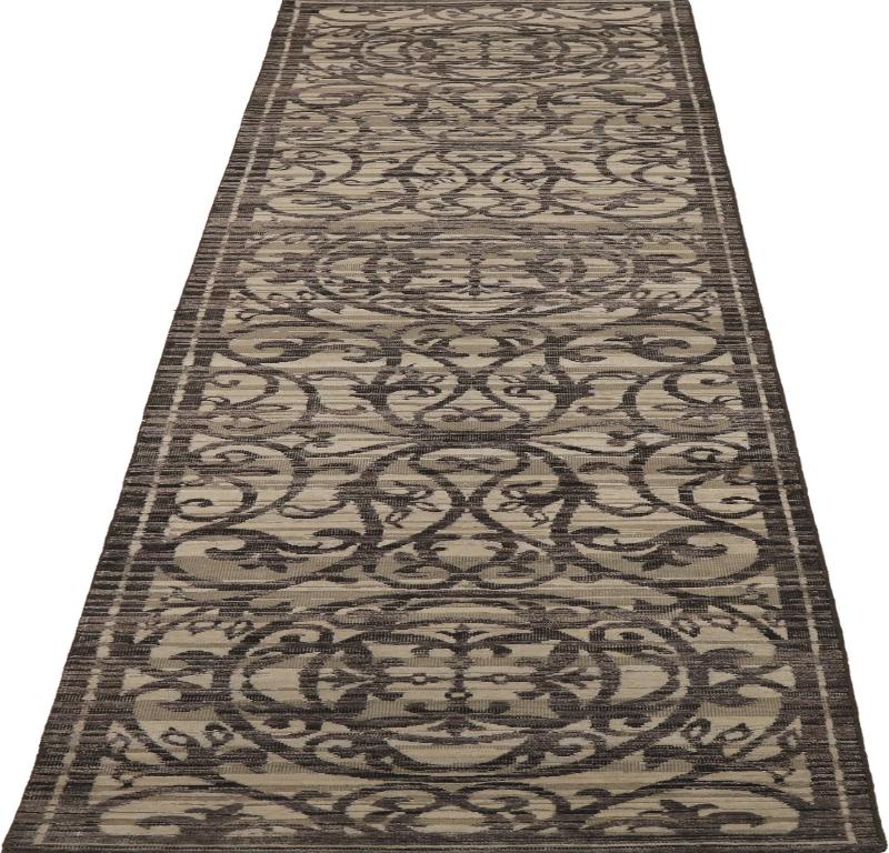 Scopri l'eleganza dell'India Modern con il tappeto Runner di CIRCA 1990. Progettato in lana e marrone-avorio, questo design esclusivo è perfetto per valorizzare il tuo spazio.