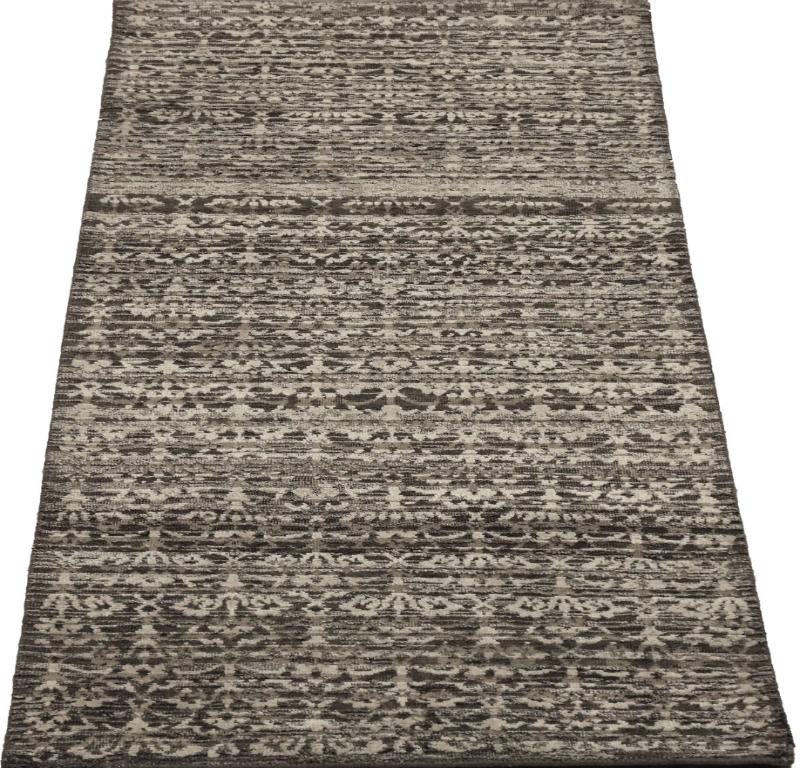 Scopri l'eleganza dell'India Modern con il tappeto Runner di CIRCA 1990. Progettato in lana e marrone-avorio, questo design esclusivo è perfetto per valorizzare il tuo spazio.