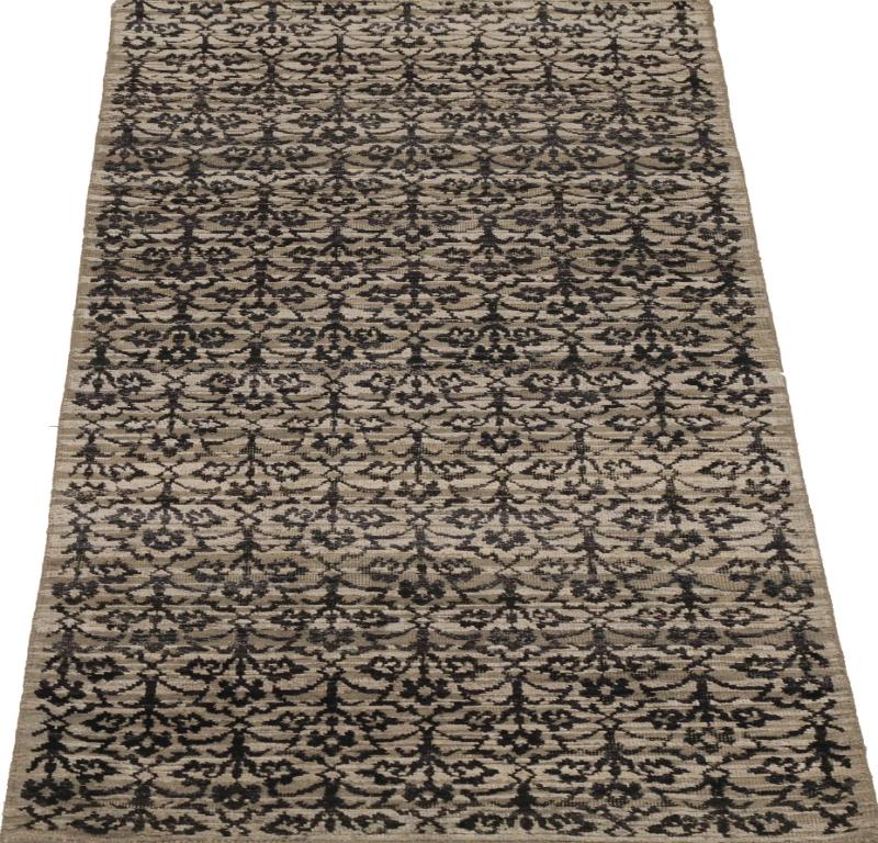 Scopri l'eleganza dell'India Modern con il tappeto Runner di CIRCA 1990. Progettato in lana e marrone-avorio, questo design esclusivo è perfetto per valorizzare il tuo spazio.