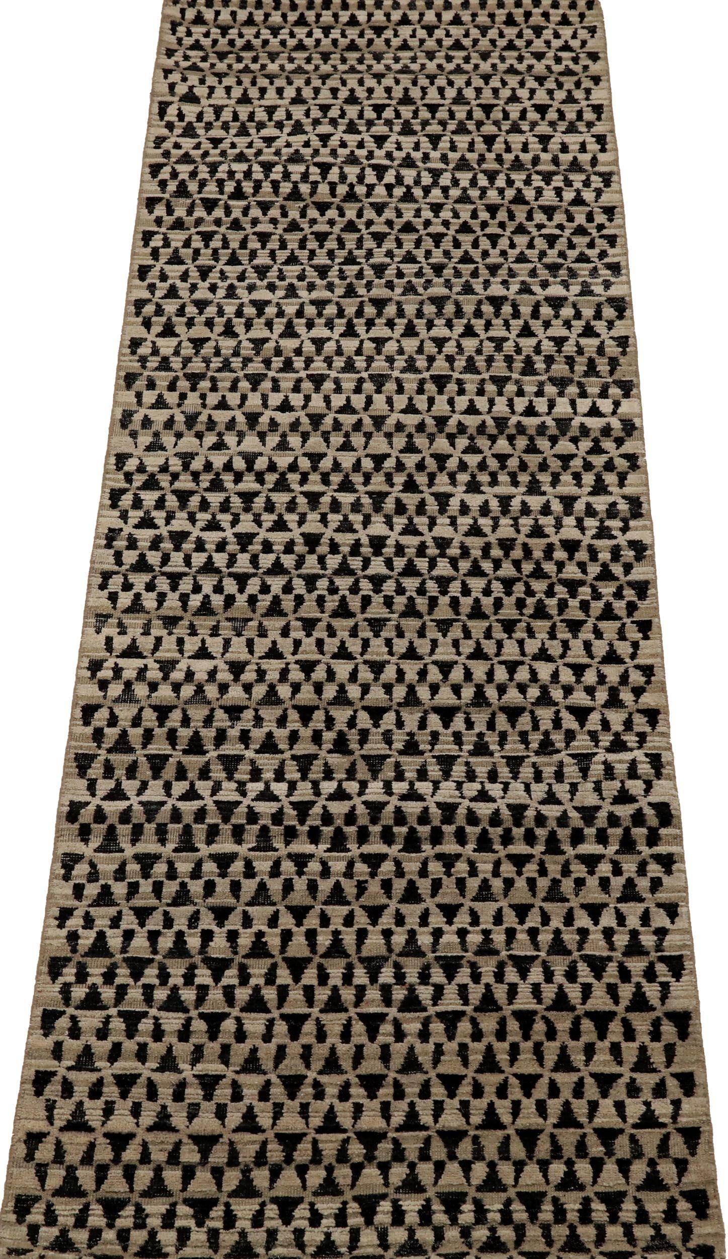 Descubre la elegancia de la Alfombra Corredera India Modern de Circa 1990. Diseñado con lana y marrón-marfil, este diseño exclusivo es perfecto para realzar tu espacio.
