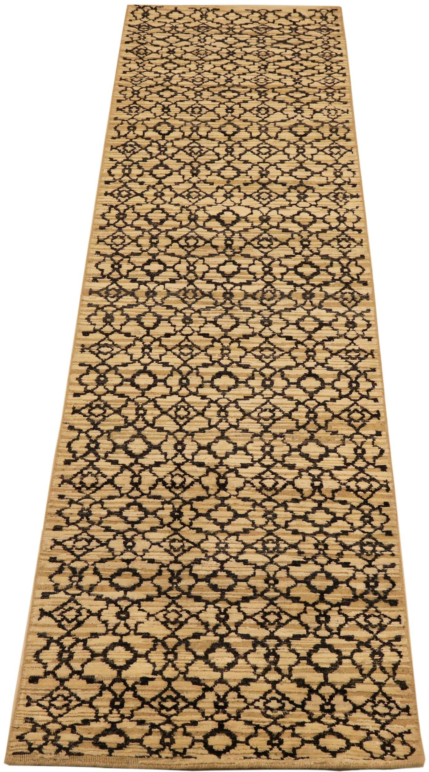 Entdecken Sie die Eleganz von India Modern mit dem Läufer Circa 1990. Dieses exklusive Design aus Wolle und Braun-Elfenbein-Gelb ist perfekt, um Ihren Raum zu verschönern.