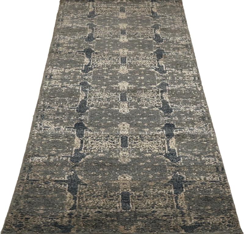 Entdecken Sie die Eleganz von India Modern mit dem Läufer Circa 1990. Dieses exklusive Design aus Wolle und Grau-Elfenbein ist perfekt, um Ihren Raum zu verschönern.